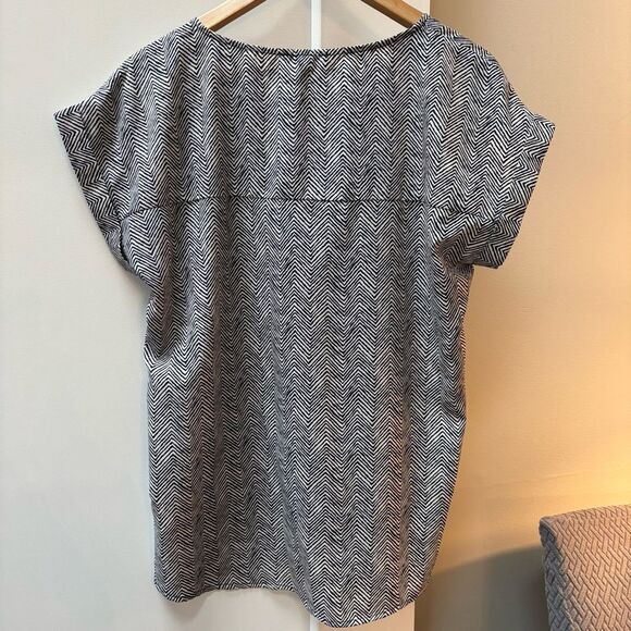 Forever 21 Black & White Chevron Print Blouse – Size L - Picture 3 of 5